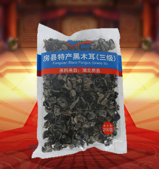 宜客(AKA)三級房縣特產(chǎn)黑木耳產(chǎn)自湖北房縣250g每袋，精選新鮮食用木耳，從采摘、加工、包裝都經(jīng)過嚴(yán)格的食用消毒檢驗(yàn)，衛(wèi)生安全，放心食用。口感香脆富有彈性，食用價(jià)值高，可用來配菜、涼拌、搭配煲湯、小炒等，多種吃法，多種營養(yǎng)選擇。采用透明的塑料包裝，大氣美觀，新鮮清晰可見，方便消費(fèi)者們的選購，質(zhì)量保證，放心購買。