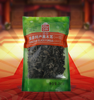 薈食(FINE LIFE)一級房縣特產(chǎn)黑木耳產(chǎn)自湖北房縣250g每袋，精選新鮮食用木耳，從采摘、加工、包裝都經(jīng)過嚴(yán)格的食用消毒檢驗(yàn)，衛(wèi)生安全，放心食用?？诟邢愦喔挥袕椥裕秤脙r(jià)值高，可用來配菜、涼拌、搭配煲湯、小炒等，多種吃法，多種營養(yǎng)選擇。采用透明的塑料包裝，大氣美觀，新鮮清晰可見，方便消費(fèi)者們的選購，質(zhì)量保證，放心購買。
