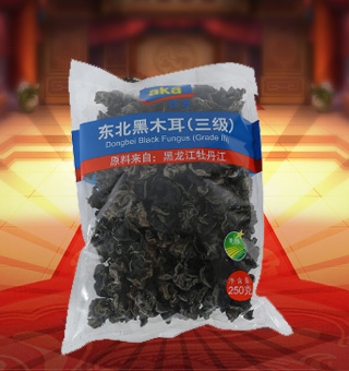 宜客(AKA)三級東北黑木耳產(chǎn)自黑龍江牡丹江250g每袋，精選新鮮食用木耳，從采摘、加工、包裝都經(jīng)過嚴(yán)格的食用消毒檢驗(yàn)，衛(wèi)生安全，放心食用?？诟邢愦喔挥袕椥裕秤脙r(jià)值高，可用來配菜、涼拌、搭配煲湯、小炒等，多種吃法，多種營養(yǎng)選擇。采用透明的塑料包裝，大氣美觀，新鮮清晰可見，方便消費(fèi)者們的選購，質(zhì)量保證，放心購買。