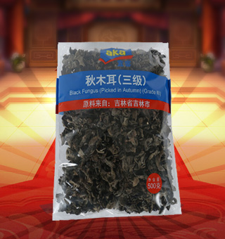 宜客(AKA)三級秋木耳產(chǎn)自吉林省吉林市500g每袋，精選新鮮食用木耳，從采摘、加工、包裝都經(jīng)過嚴(yán)格的食用消毒檢驗(yàn)，衛(wèi)生安全，放心食用?？诟邢愦喔挥袕椥?，食用價(jià)值高，可用來配菜、涼拌、搭配煲湯、小炒等，多種吃法，多種營養(yǎng)選擇。采用透明的塑料包裝，大氣美觀，新鮮清晰可見，方便消費(fèi)者們的選購，質(zhì)量保證，放心購買。