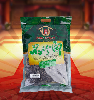 新閩融品珍閣一級小片緞背黑木耳產(chǎn)自浙江麗水500g每袋，精選優(yōu)質(zhì)原材料，綠色種植，陽光充沛，人工采摘篩選，品質(zhì)保證，不添加任何防腐劑與人工色素。安全衛(wèi)生，色澤鮮亮，口感細(xì)膩香醇，是家庭、賓館、餐廳、席間的上等佐料，保留了豐富的營養(yǎng)成分。采取透明包裝，新鮮清晰可見，干凈衛(wèi)生，方便存放冷藏，方便消費(fèi)者們的選購，安全健康，放心購買。