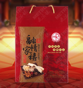 閩融融情家禧南北貨禮盒凈含量：花菇130G、緞背黑木耳180G、銀耳250G、小核桂圓100G、杏鮑菇200G、黃花菜250G、紅棗500G、香菇150G，精選香菇、黑木耳、小核桂圓、銀耳、茶樹菇、無核棗。從選料到加工，從品控到服務(wù)，環(huán)環(huán)誠(chéng)信，處處用心，提供安全有保障、擁有高端品質(zhì)的滿分產(chǎn)品。將美味牢牢鎖住，用美好品質(zhì)為您的生活增添更多滋味。