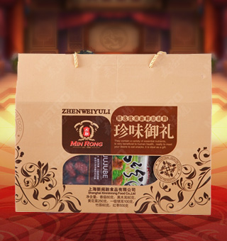 閩融珍味御禮南北干貨禮盒(大)凈含量：香菇80克，黑木耳80克，黃花菜250克，一級(jí)銀耳100克，竹蓀60克，紅棗500克，閩融為您精選優(yōu)質(zhì)紅棗、竹蓀等原料，好的原料給品質(zhì)更好保障酥香豐潤(rùn)的紅棗，晶瑩剔透的銀耳，香美誘人的香菇等，都是家中必備的良品。精美的包裝，獨(dú)特的美味，閩融用美好品質(zhì)為您的生活增添更多滋味。